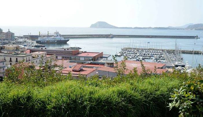 Ecoballe di rifiuti sul porto di Pozzuoli: ecco cosa potrebbe accadere…