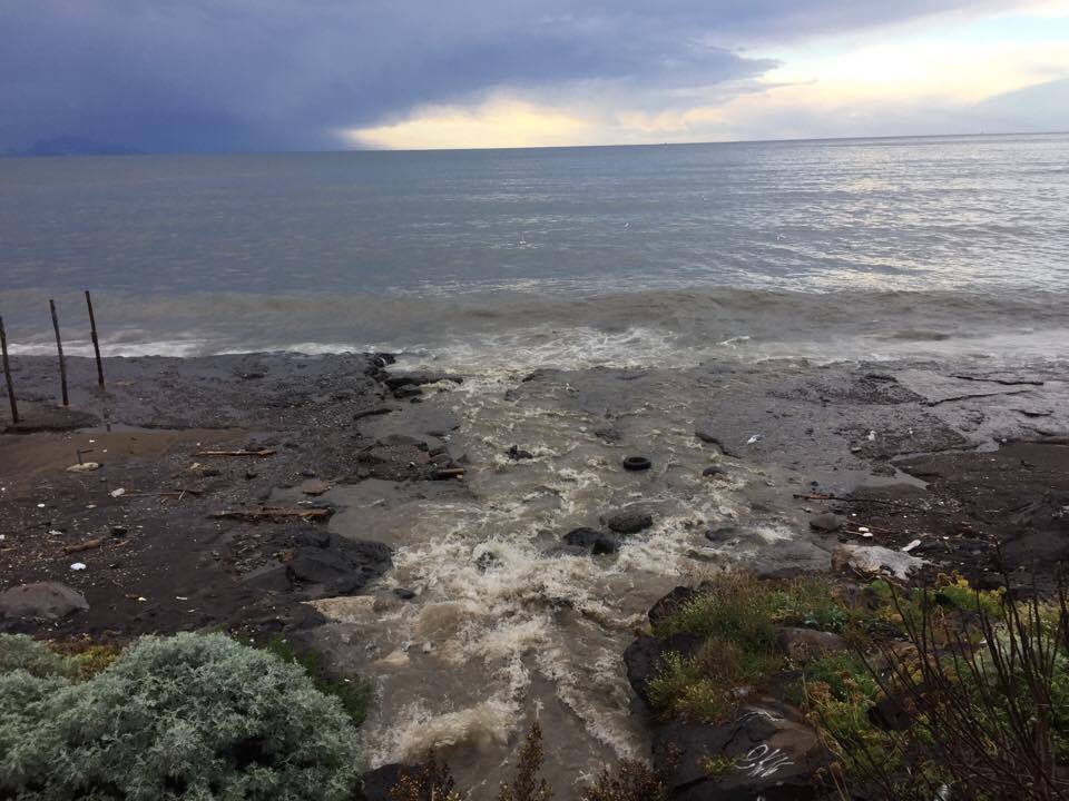 Fogna in mare: nemmeno una denuncia in Procura ferma lo scempio?