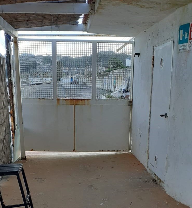 “Ancora cancelli chiusi sulle spiagge di Arco Felice: io e mio figlio ne siamo usciti, ma un disabile come avrebbe fatto?”