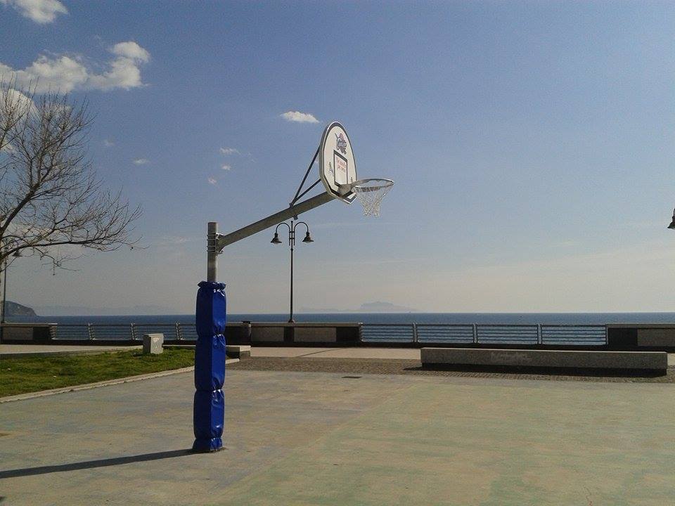 Via Napoli: arrivano i canestri antivandalo