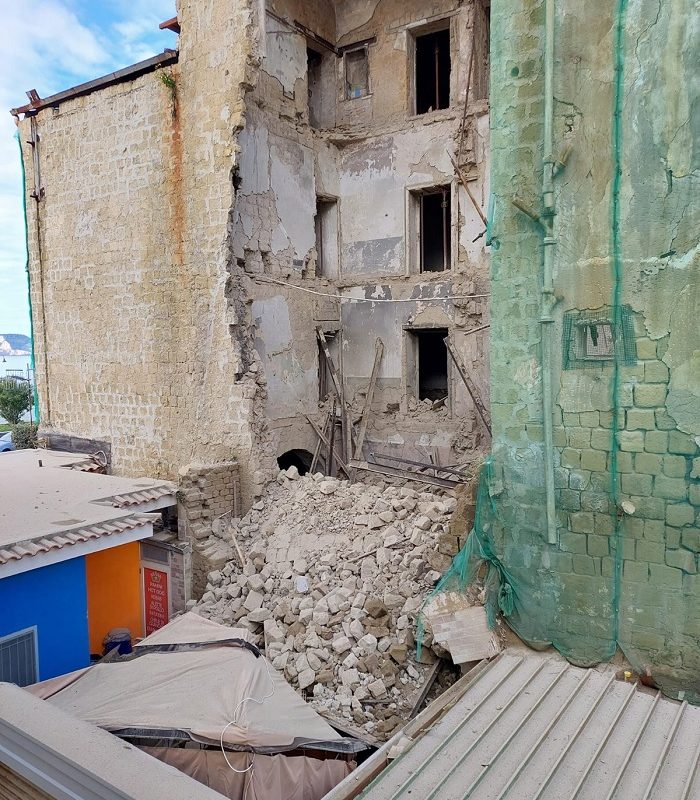 LE FOTO/ Crollo sul lungomare: chiusa una parte di Ztl, ecco come cambia la viabilità