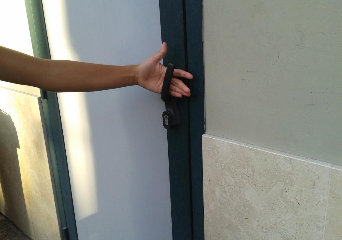 LE FOTO/ Bagni pubblici del Comune: li abbiamo fatti diventare un “cesso”!