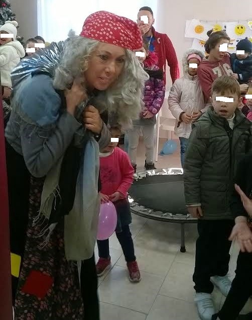 Ex assessore si traveste da Befana per portare doni ai bambini