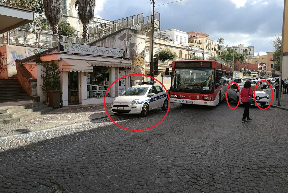 Auto in divieto di sosta: arrivano i vigili… e bloccano il traffico!!!