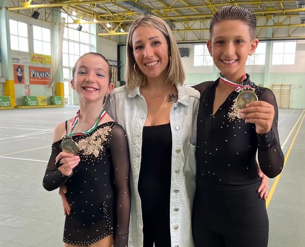 Due giovani pattinatori sul podio internazionale