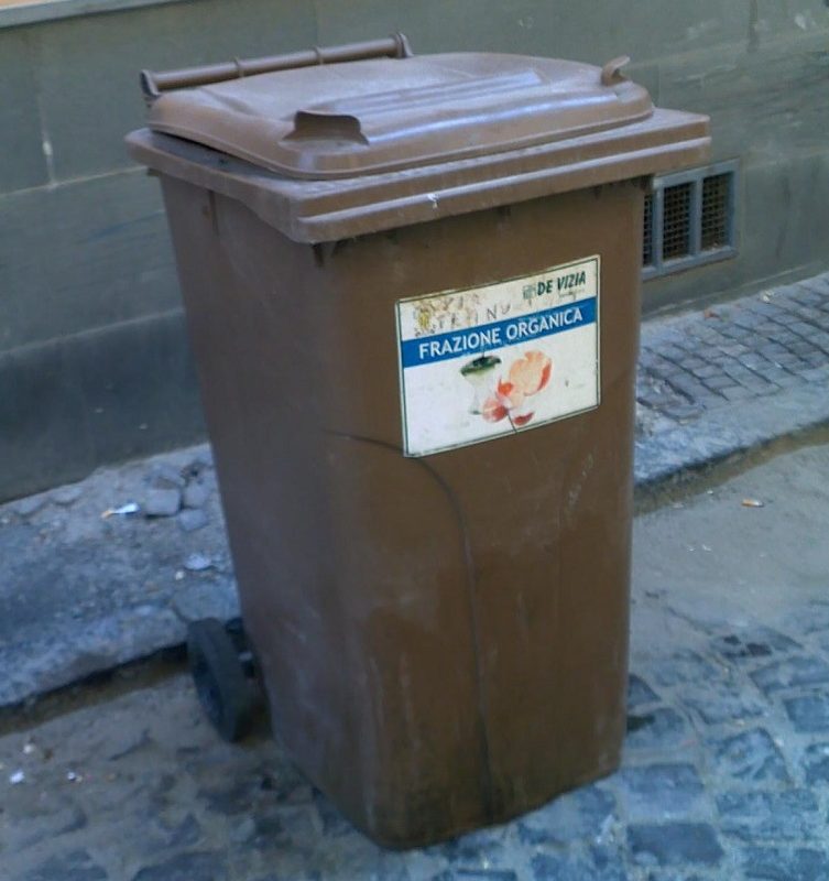 Spazzatura: cambiano gli orari per buttarla… ma nessuno lo sa!