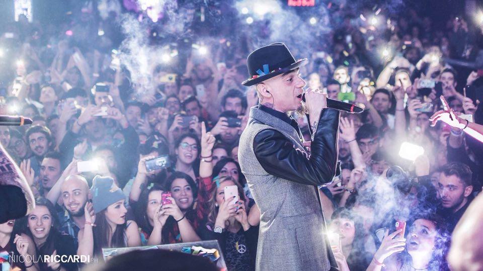 IL VIDEO/ Migliaia di giovani per J-Ax a Pozzuoli