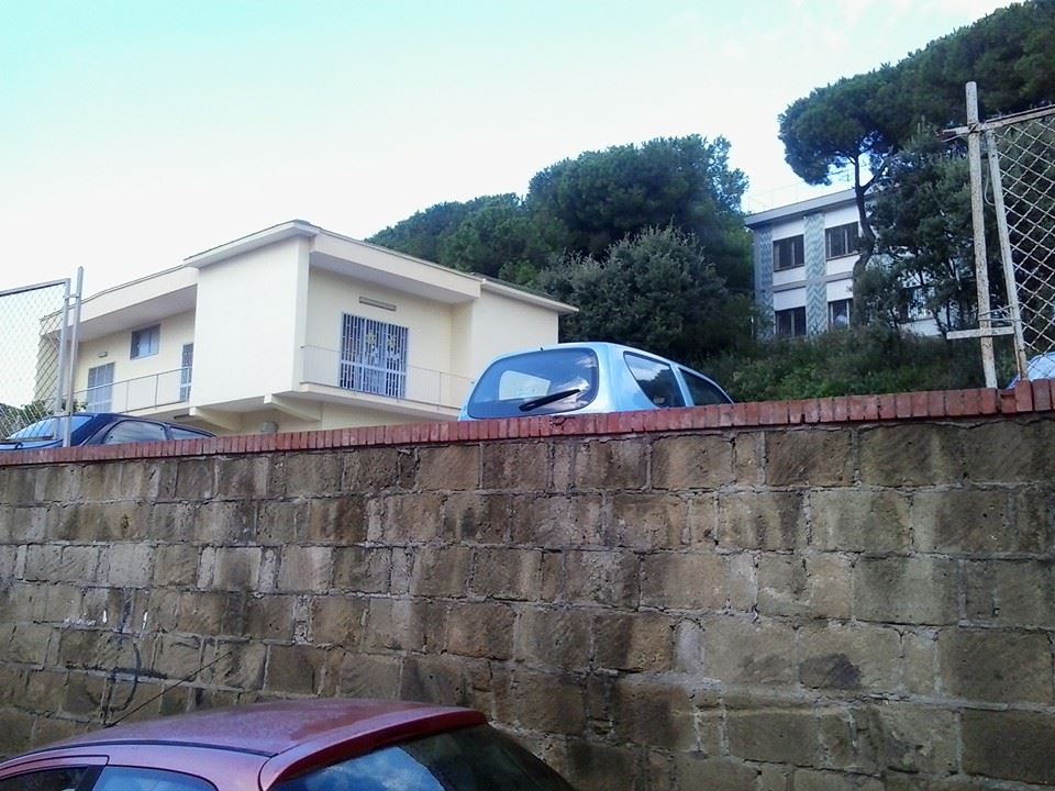 “Ringhiere rotte nel cortile di una scuola elementare: eliminate questo pericolo per i nostri figli!”