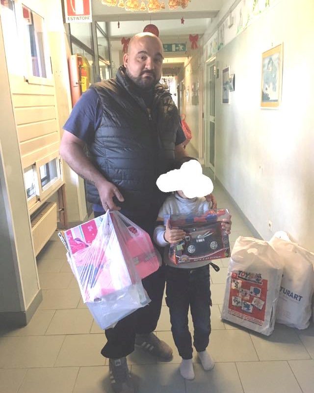 Ristoratore benefattore porta i regali di Natale ai bimbi ricoverati in ospedale