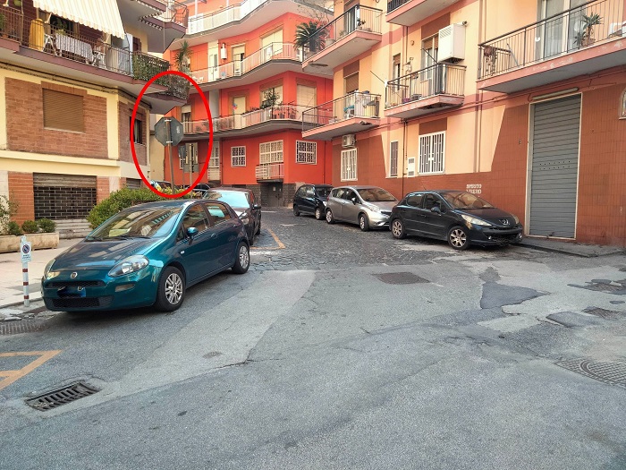 “Segnali spariti e rimessi a metà: pericolo di incidenti per colpa del Comune”