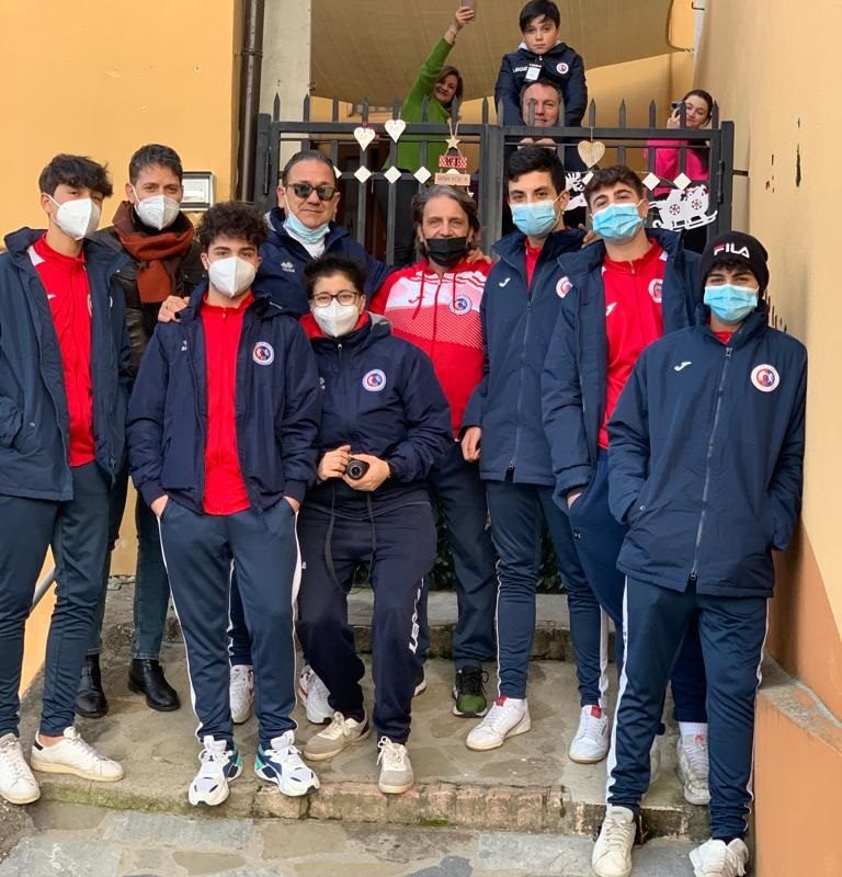 Festa di compleanno a sorpresa per un bimbo in quarantena