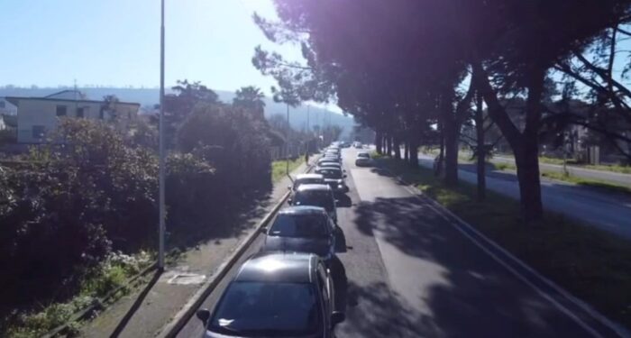 VIDEO/ Monterusciello, corsa ai tamponi: la fila di auto vista dal drone
