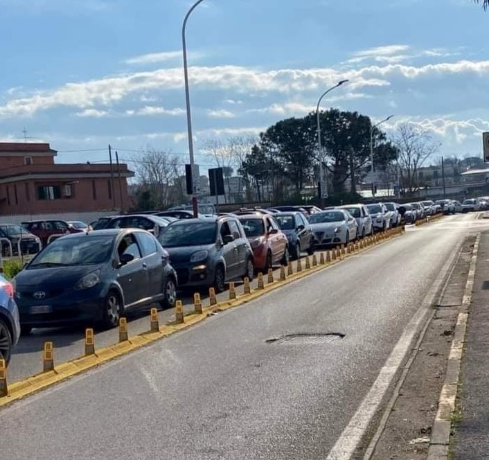 COVID/ File per il tampone in ospedale e traffico in tilt. Figliolia: “Da domani può fare il test solo chi è già prenotato”