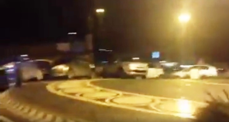 IL VIDEO/ Sosta selvaggia sulla nuova rotonda: l’ultima frontiera dell’assurdo