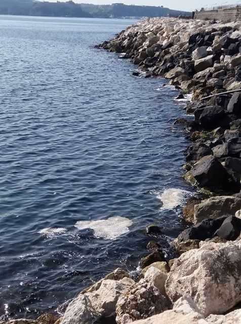 “Pompa” o “non pompa”, nel mare di Pozzuoli c’è sempre un po’ di merda
