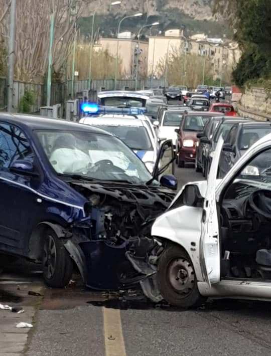 ULTIMORA-FOTO/ Brutto incidente sulla variante Solfatara: due feriti e traffico bloccato