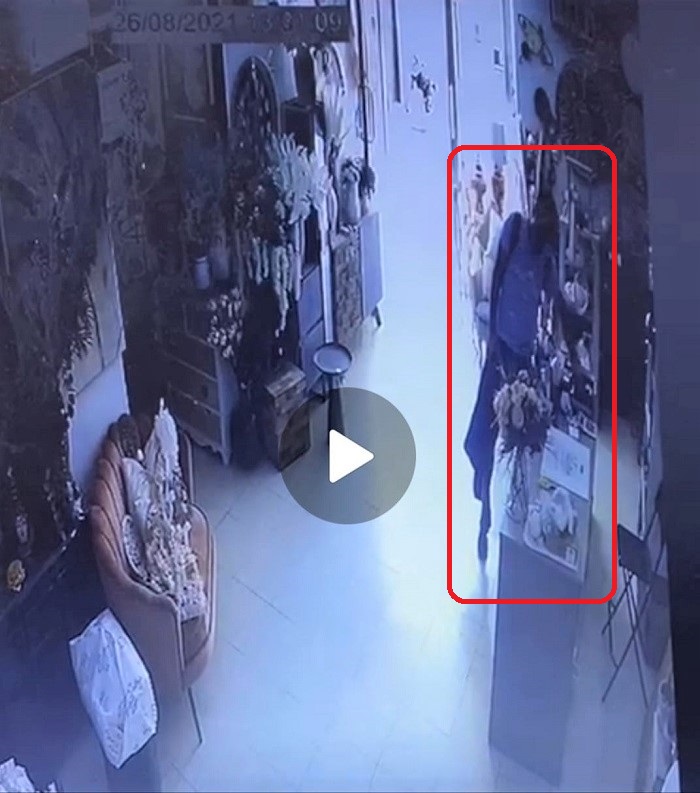 Entrano in un negozio del centro e rubano l’incasso: il video del furto