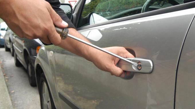 “Caro Figliolia, non posso lavorare per pagare i danni dei furti alla mia auto nel parcheggio comunale”