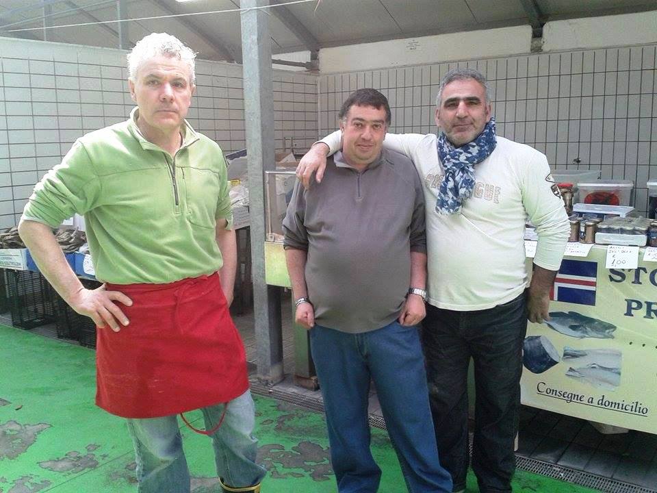 Protestano gli ambulanti del mercato: “Lavoriamo in una specie di obitorio e il Comune vuole pure più soldi!”