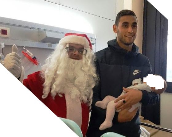 Ghoulam porta giocattoli e magliette del Napoli ai bimbi della Pediatria di La Schiana