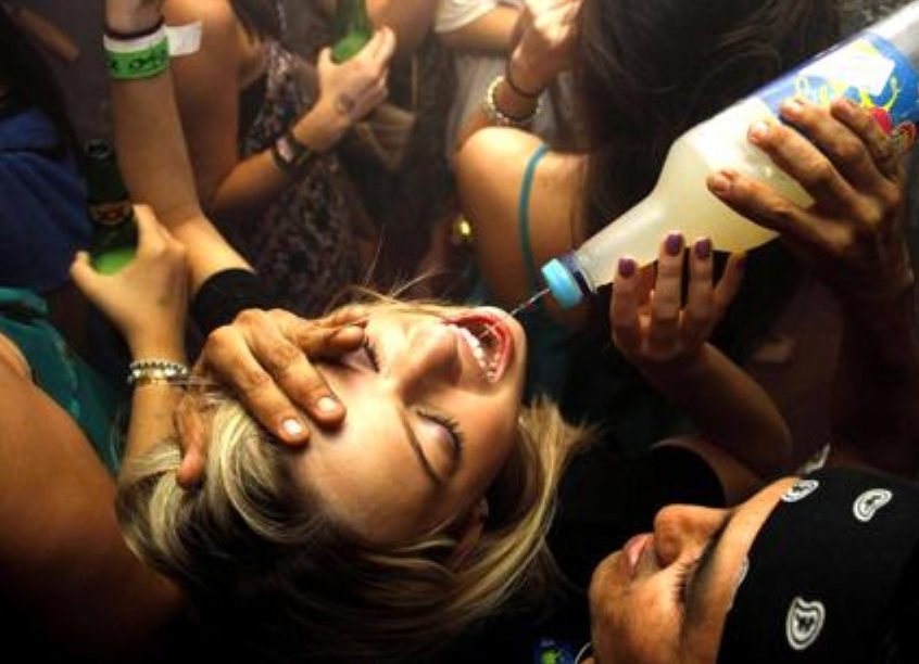 Capodanno in discoteca, il racconto di una mamma di Pozzuoli: “Ho visto l’apocalisse, tra ragazzini ubriachi fradici e buttafuori selvaggi”