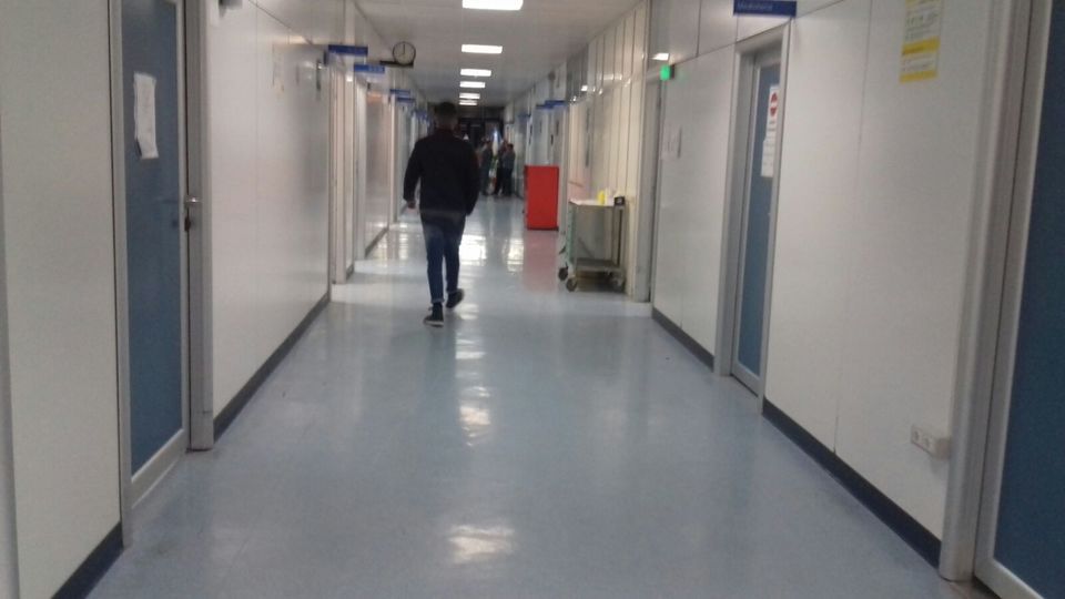 Caos in ospedale, malata di coronavirus contagia quattro paramedici e due pazienti. Intero reparto in quarantena: tamponi a raffica