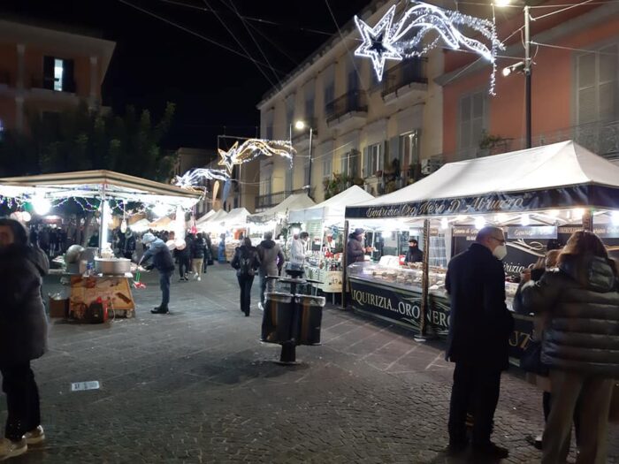 CHE FIGURACCIA!/ Mercatini in piazza: l’assessore cede alle pressioni di un sindacalista e fa cacciare due ambulanti autorizzati