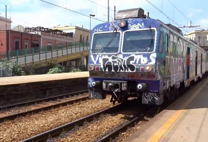 Cede il costone “dopo la scossa”, Cumana ferma tra Pozzuoli e Arco Felice
