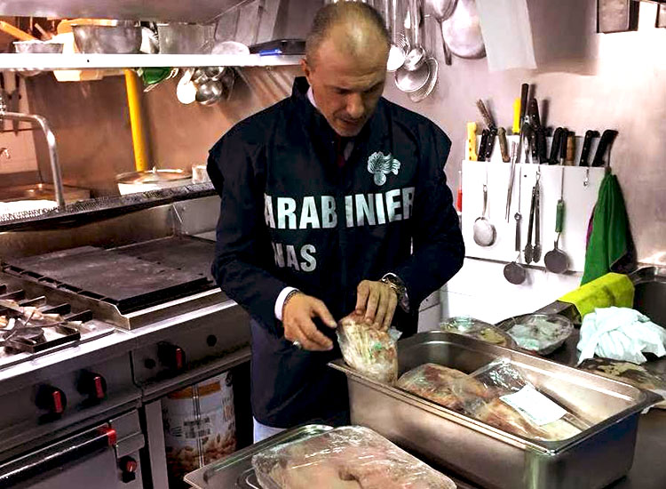 Controlli dei Nas: 50 chili di pesce e carne sotto sequestro in un ristorante