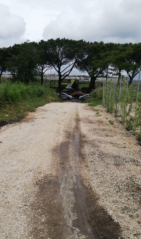VIDEO E FOTO/ “Percolato nel terreno a Monterusciello”: i cittadini bloccano i camion De Vizia nella nuova area di travaso dei rifiuti