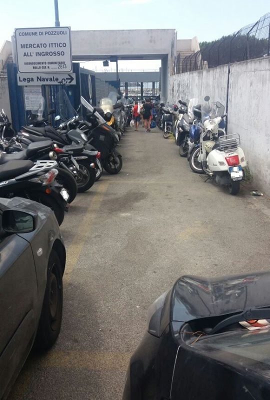 “Sosta selvaggia, ci si mettono anche i motorini: i vigili non vedono e vince la legge della giungla”