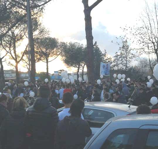 VIDEO-FOTO/ Palloncini bianchi e corteo di moto per dare l’ultimo saluto a Giuseppe
