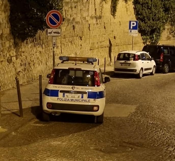 Raffica di multe notturne sulle strisce blu, consigliere accusa i vigili: “Così terrorizzano i cittadini, la politica deve intervenire!”