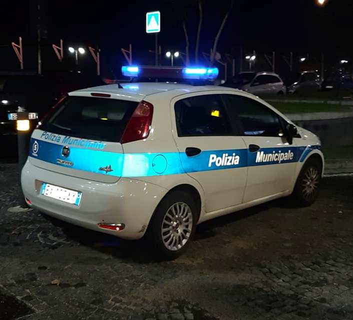 “Togliete questa multa o vi schiatto la testa!”: l’aggressore del vigile aveva parcheggiato su un posto per disabili violando la Ztl