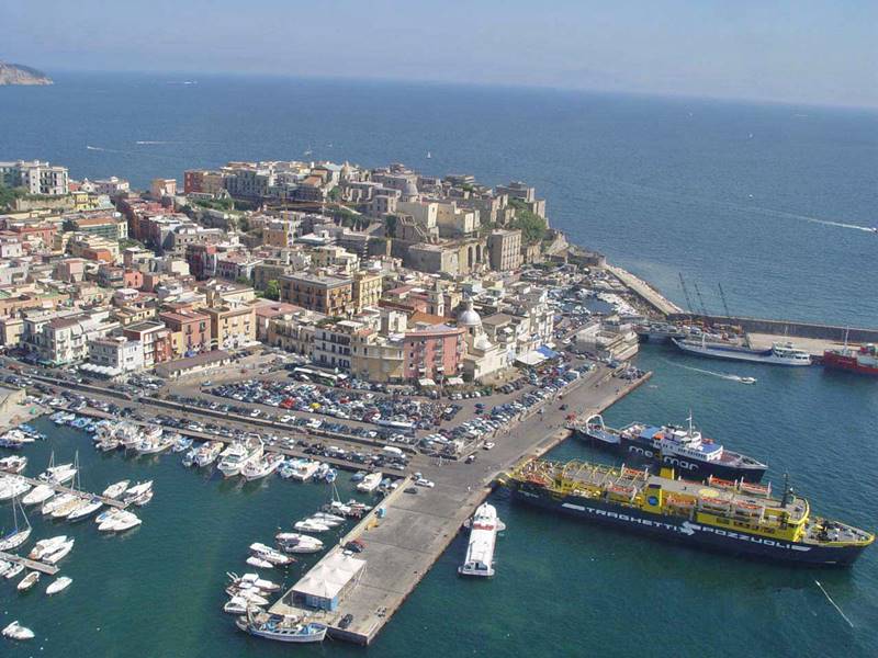 Molo Caligoliano, porti turistici e demanio marittimo: la proprietà passa al Comune