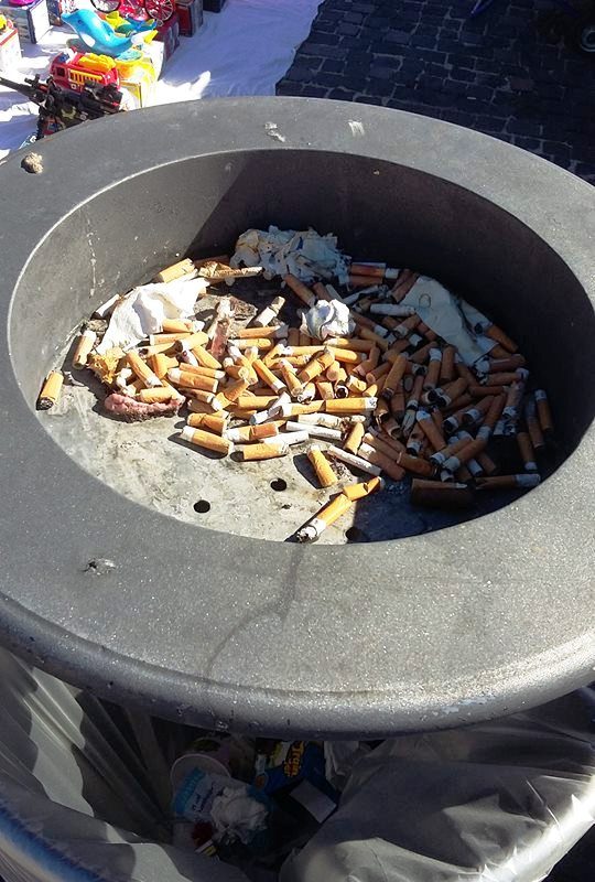 “I posacenere stradali del Comune? Vanno bene, ma svuotiamoli anche!”