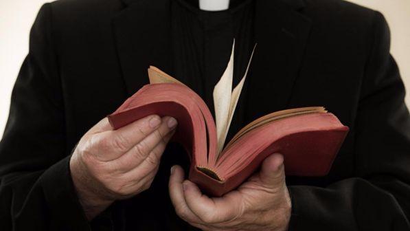 Preti gay, dossier scandalo: nel mirino anche un sacerdote della Diocesi di Pozzuoli