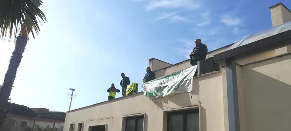 ULTIMORA/ Operai licenziati salgono sul tetto del Municipio e minacciano di darsi fuoco: “Figliolia, chiama la De Vizia e facci riassumere!”