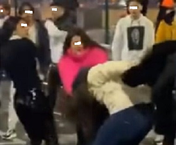 Rissa tra ragazzine in piazza, la testimonianza di un 15enne: “Ce la siamo vista brutta, servono più controlli!”