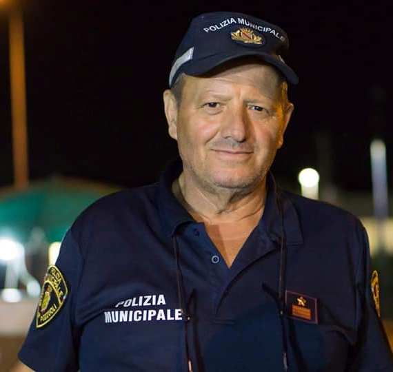 Perde il portafogli, pensa al furto ma lo ritrova un vigile e glielo restituisce