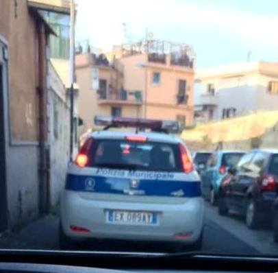 Ingorghi da scuole: anche i vigili intrappolati nel traffico…
