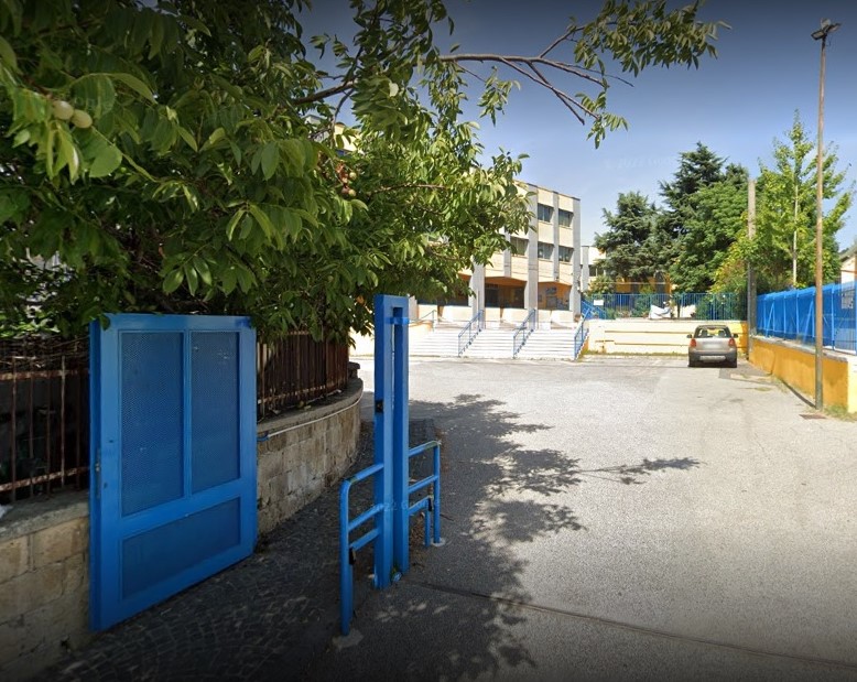 Alunna malata e bocciata alla media “Artiaco”: la replica di un docente alla mamma della bimba