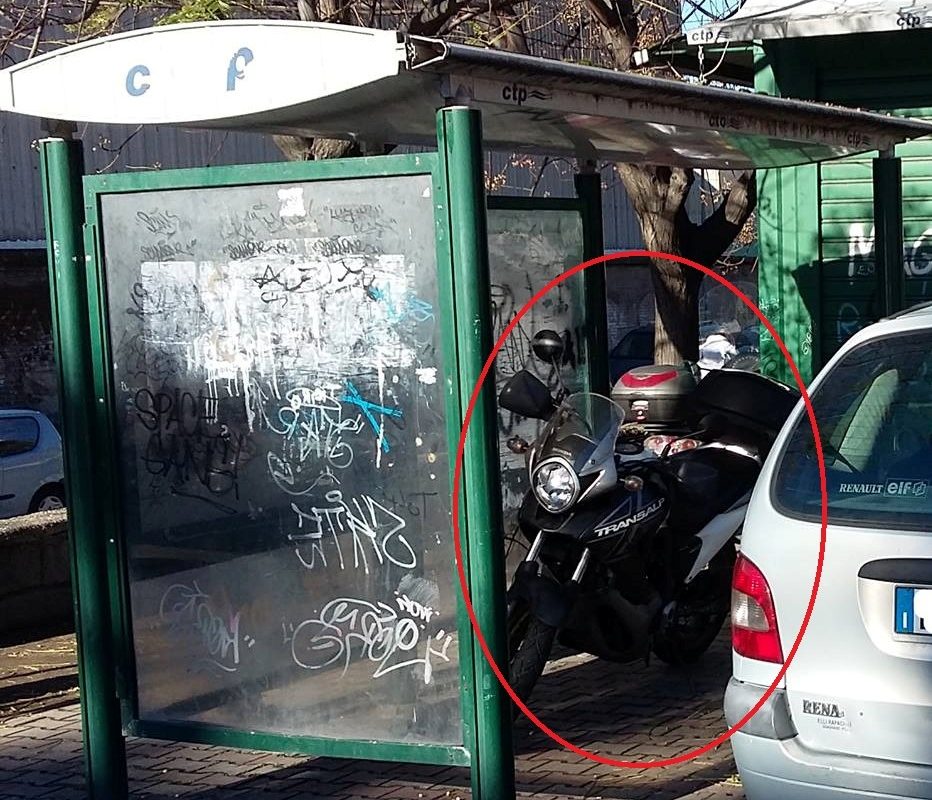 “Come ti parcheggio sotto la pensilina del bus…”