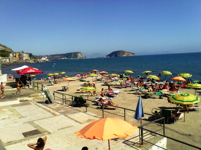 Lidi abusivi a via Napoli: verbali e sequestri