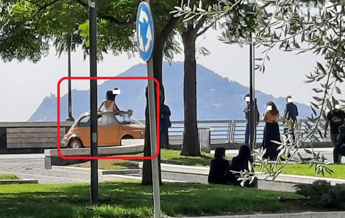 Sposi in auto sulla “loppa”: arrivano i vigili e li multano