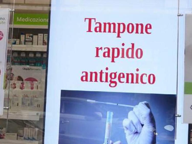 Tamponi rapidi gratis per gli studenti e a 15 euro per gli adulti: non esiste nessun elenco di farmacie abilitate