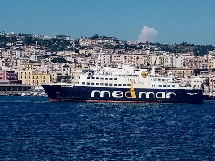 Partorisce sul traghetto per Pozzuoli: cordone ombelicale tagliato dal comandante della nave