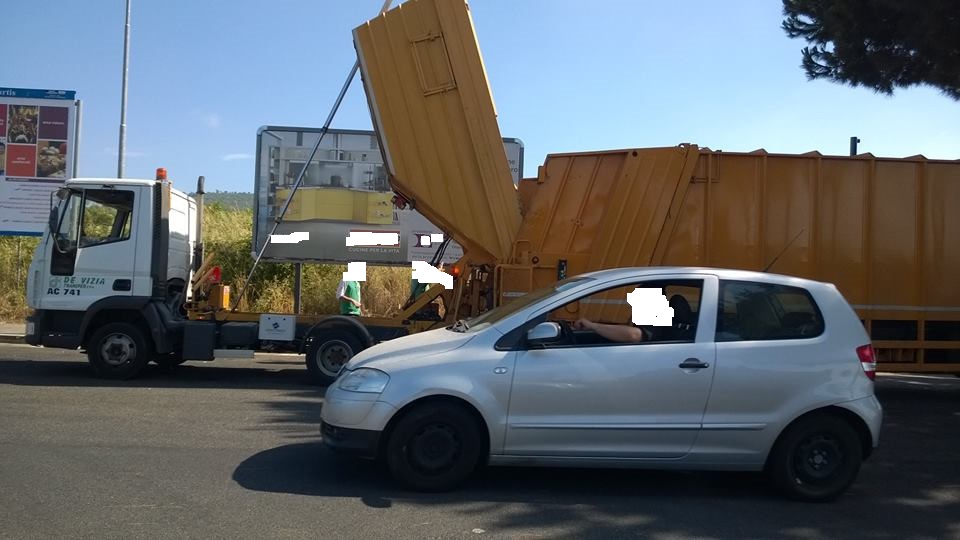 “Trasloco” di rifiuti per strada: esposto contro De Vizia e Comune
