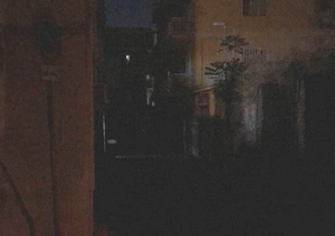 Strada al buio da tre notti: l’ironia di un residente