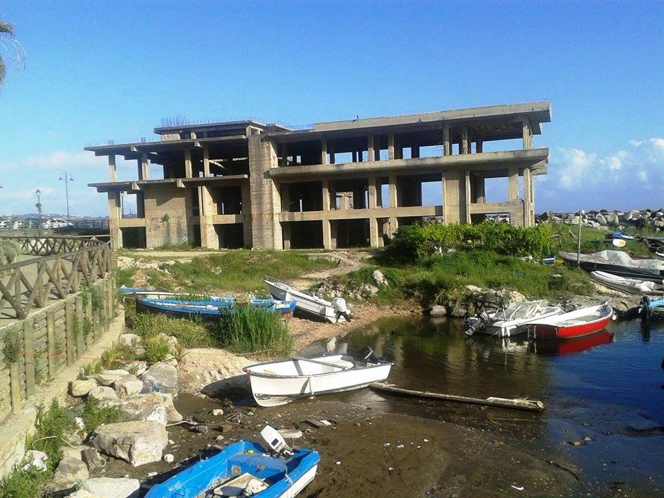 “Vicienz’ ‘a ‘mmare”, ordinanza di Figliolia: troppi pericoli per i ragazzi, deve diventare inaccessibile!